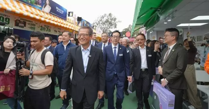 陳茂波到訪工展會掃貨消費逾4000元　沿途與市民握手