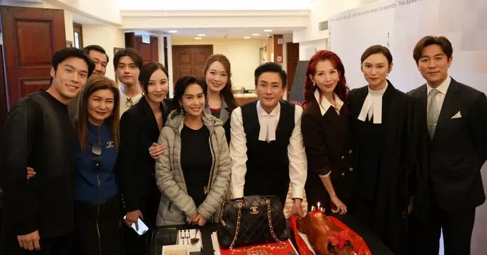 黃宗澤片場慶生許願「天下無災」《風華背後》劇組送復刻包蛋糕驚喜賀壽