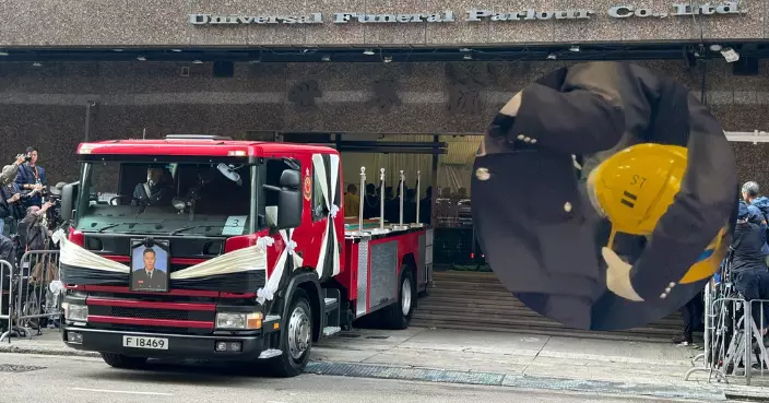 大埔五級火｜改裝靈車準備就緒   同袍攜何偉豪生前頭盔到場