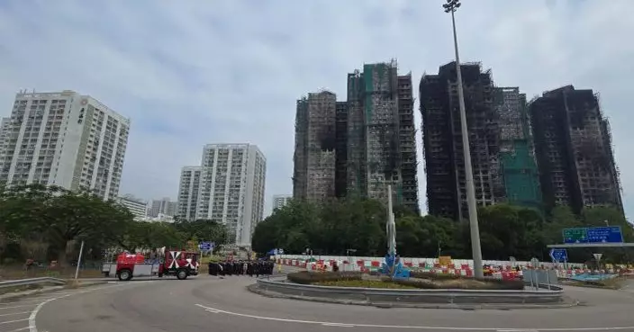 大埔五級火｜何偉豪靈車宏福苑路祭  市民攜鮮花夾道致意