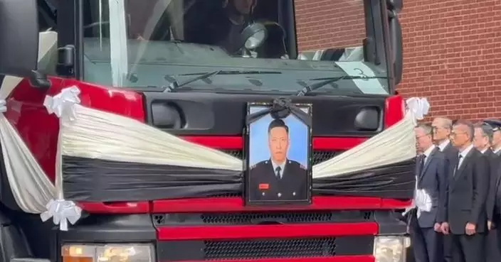 大埔五級火 | 何偉豪出殯靈車駛離殯儀館 李家超等官員及消防員作最後致敬