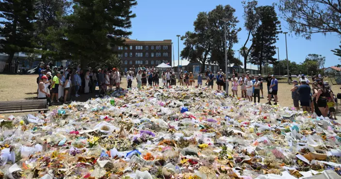 悉尼邦迪海灘恐襲案發生近一周 救生員悼念死難者