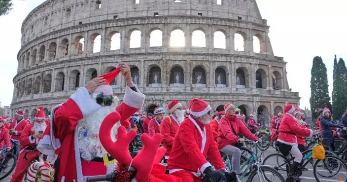 全球各地聖誕老人提早出動送祝福