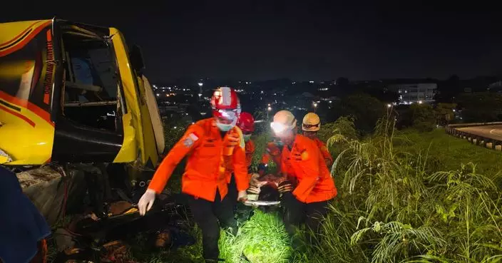 印尼中爪哇省有長途巴士失控翻側 釀15人死亡