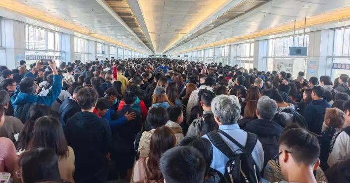 入境處﹕截至晚上9時近99萬人次過關 香港居民離港人次約42萬