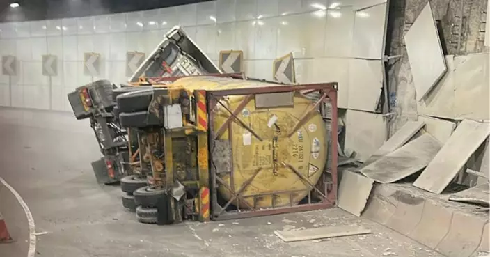 將藍隧道泥頭車翻側 司機受傷送聯合醫院