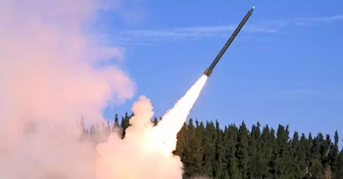 解放軍組織陸軍對台島北部、南部海域進行遠程火力實彈射擊