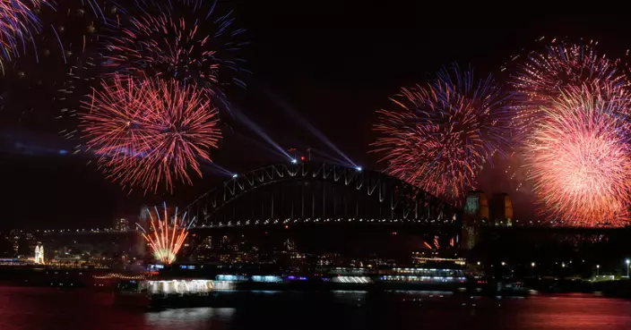 澳洲和新西蘭率先進入2026年 悉尼海港大橋放煙花