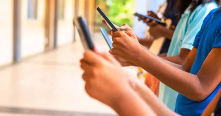 新加坡出重手！明年1月起擴大手機禁令 中學校園「全天禁用手機」