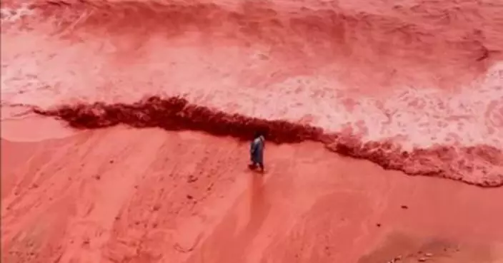 「紅海」再現波斯灣！伊朗荷姆茲島罕見降雨 紅色泥漿染海成奇幻地景