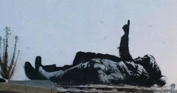 英塗鴉藝術家班克西新作曝光！倫敦街頭再現「凝視星空孩童」壁畫　