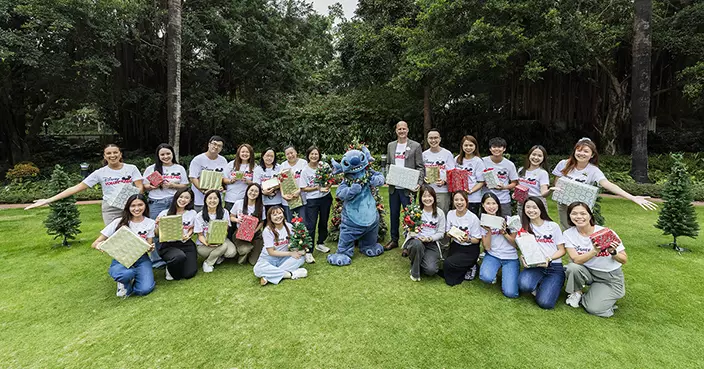 香港迪士尼節日送暖 捐逾萬玩具探訪300學生