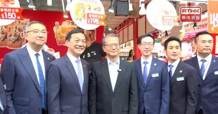 陳茂波到訪工展會　光顧攤檔與市民握手