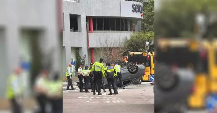 城門隧道公路有私家車失事翻轉　司機由消防救出