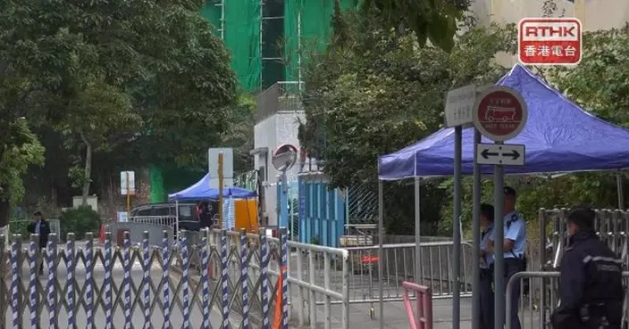 宏福苑五級火｜獨立委員會成員在消防人員陪同下到火災現場視察