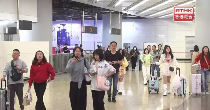 內地旅客來港感受聖誕氣氛　既有選住港酒店亦有人購物後回深圳