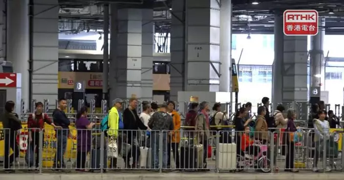 香園圍口岸有不少返港市民　巴士站出現排隊人龍