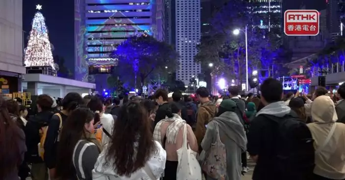 中環跨年倒數現場已搭建舞台　不少市民和遊客到場「打卡」拍照