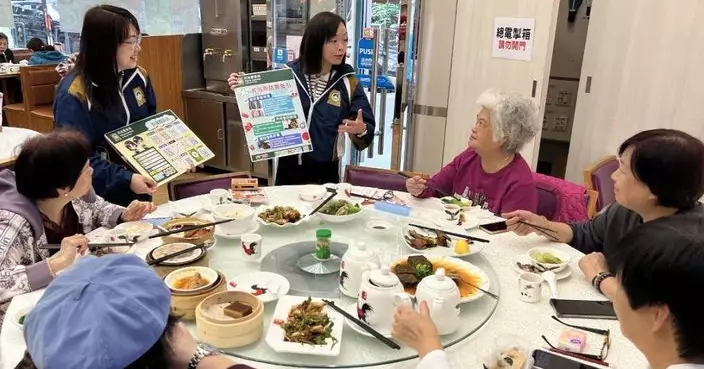 司警局走訪社區茶樓 築牢歲末防罪防線