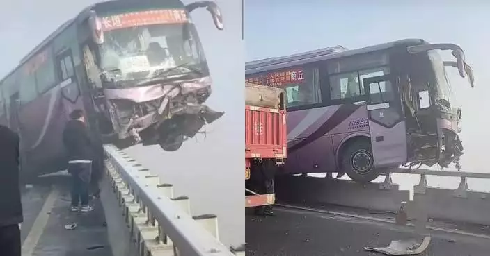 河南大橋能見度驟降釀連環車禍 巴士撞護欄車頭懸空險墮河