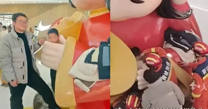 義烏男童好奇鑽入財神爺雕塑雙手空隙頭遭卡住 獲消防1分鐘救出