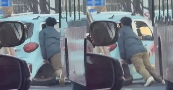 車輪故障卡路中央致塞車 內地男使盡全力抬車移離逗笑網民