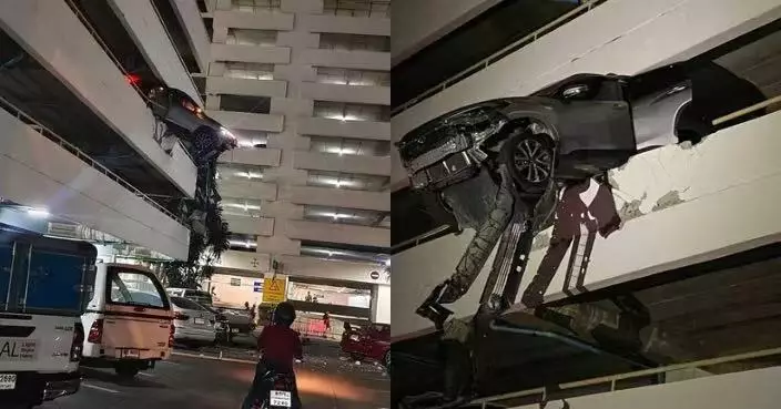 分心誤將油門當煞車 泰女車主駕車衝破停車場外牆懸掛3樓半空