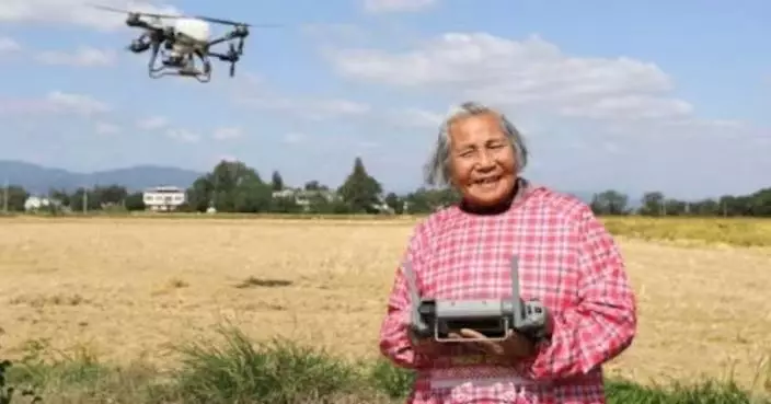 82歲潮玩農業科技 安徽老婦操控無人機施肥直播帶貨成「新農人」典範