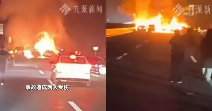 內地貨車滿載煙火失控翻側自燃 火苗噴飛累8車被波及陷火海