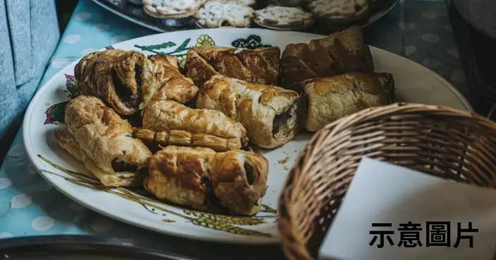 涉執垃圾桶香腸卷給頭等艙乘客 英鐵路職員遭同事舉報終被解僱