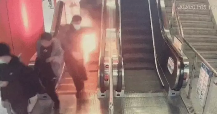 尿袋放口袋突自燃！上海地鐵男乘客外套突冒明火 職員迅速撲滅