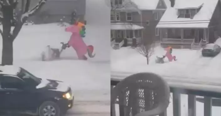 為方便鄰里出入 熱心男著「彩虹小馬」服裝外出鏟雪可愛又保暖