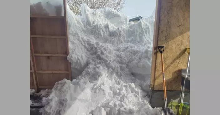 積雪成人咁高開門即湧入室內 日住戶無奈嘆：新年只能鏟雪度日