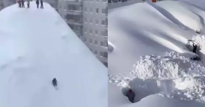 俄羅斯遭歷史性暴風雪侵襲 居民12米高積雪滑雪玩「跳樓」引官方警告
