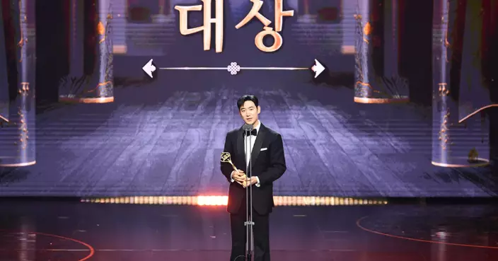 李帝勳破紀錄以《模範的士》再奪SBS大賞 台上激動感謝粉絲觀眾