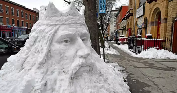 布魯克林驚現巨型雪雕「水行俠」 三小時創作引民眾朝聖