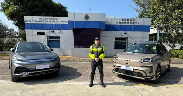 警方新界北打擊「白牌車」截兩私家車　拘捕兩司機