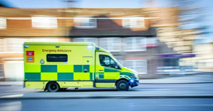 離譜意外！英救護車行駛中後門疑打開 女患者摔出車外幸僅輕傷