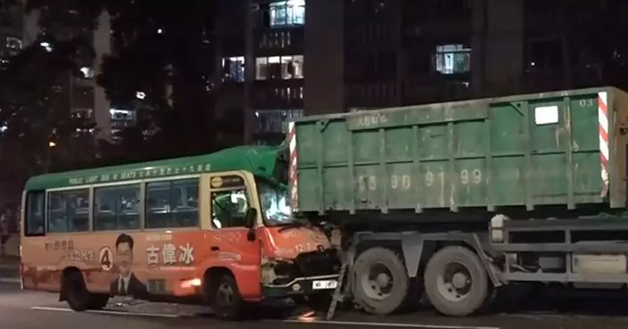 大圍綠Van硬撼停泊路邊貨車  司機及6名乘客受輕傷送院