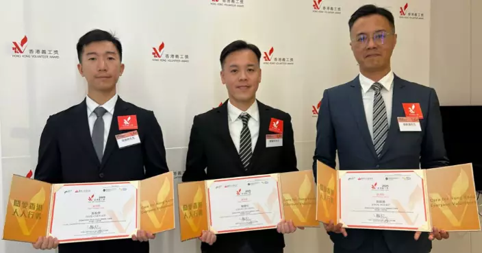 休班警不忘職守 商場智取持刀伯 冷靜撲滅火災 三人獲「義勇獎」