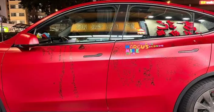 疑家長任由2兒塗鴉私家車 目擊者拍照發文：好欣賞你嘅豁達！獲車主咁回應