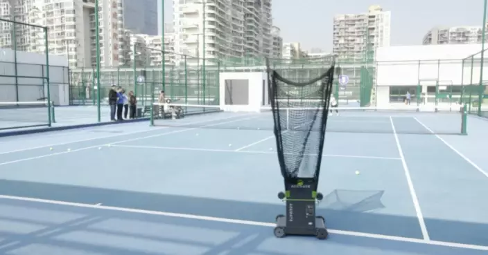 掃碼即練！深圳網球場引入AI機械人 自動錄數據分析弱點 提升訓練效率