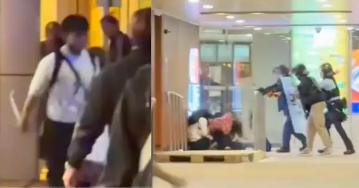 【有片】屯門市廣場有人揮刀警到場開搶制服 疑犯昏迷送院搶救