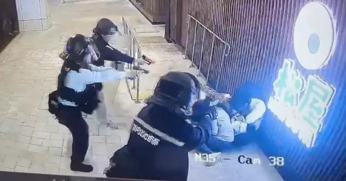 消息：屯門市廣場男子持牛肉刀挾持女途人  疑犯遭警開槍擊中送院不治