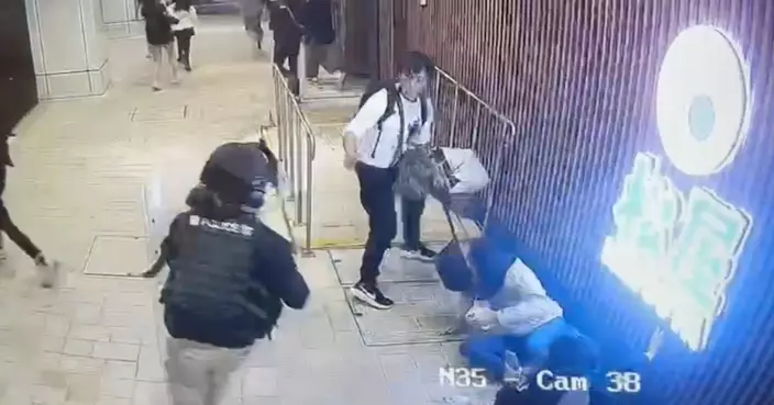 【有片】警開槍制服揮刀人 閉路電視拍到驚心一幕