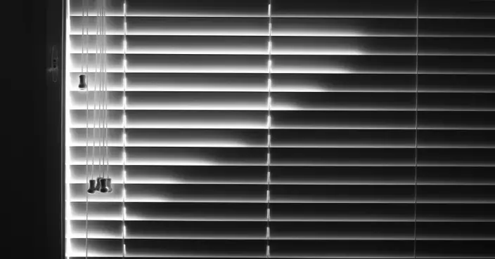 美變態男鄰居長期裸體開窗 母子被迫「與世隔窗」