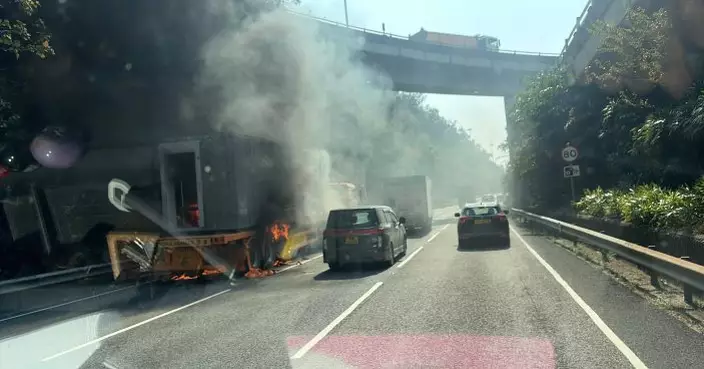 青衣西北交匯處有貨櫃車着火 消防到場救熄現場交通受阻
