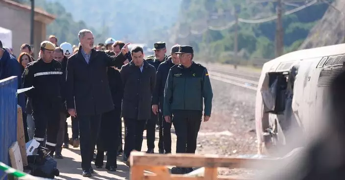 西班牙列車出軌相撞意外增至42死 國王到場視察