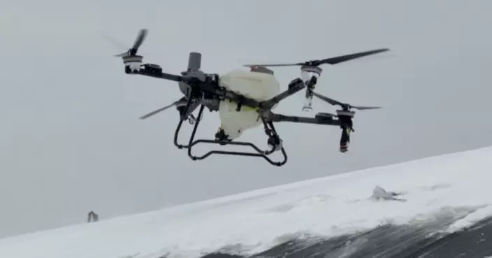 河南暴雪農損嚴重 農民用無人機「吹雪」守護溫室蔬菜 快過人工減風險