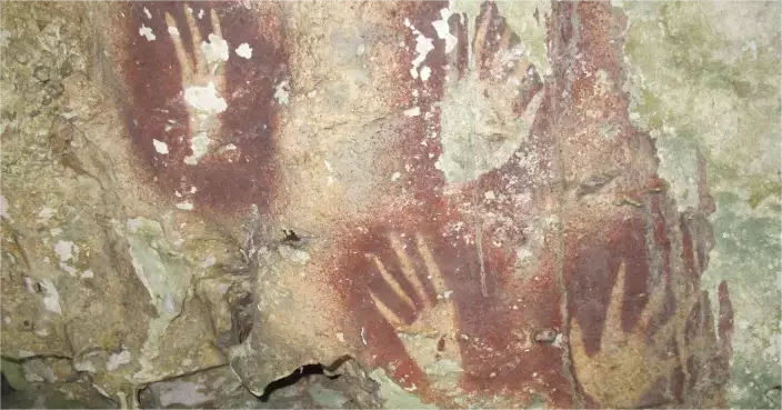 全球最古老岩畫紀錄刷新！印尼發現6.8萬年前紅色手印 手指呈爪狀撼動考古界